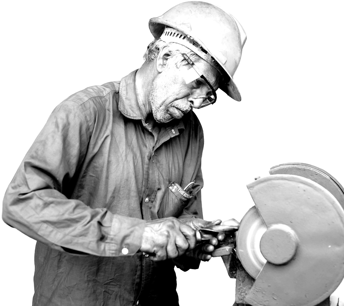 Handwerker mit Schutzhelm an einer Schleifmaschine, freigestellt